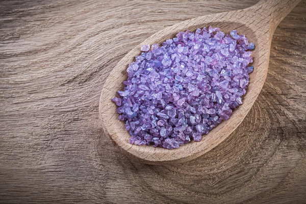 Lavendel havssalt i trä sked på trä styrelsen hälso-och conce — Stockfoto