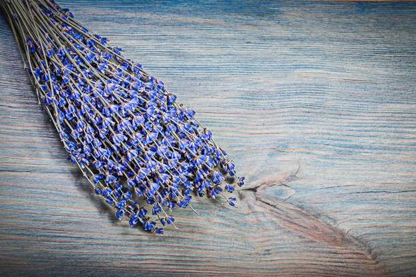 捆干枯的紫罗兰香味上木板医疗保健薰衣草 — 图库照片
