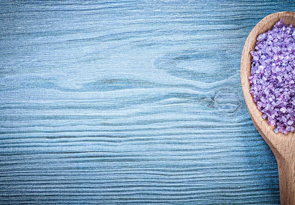 Sel de mer minéral lavande pour se détendre dans une cuillère en bois sur bois — Photo