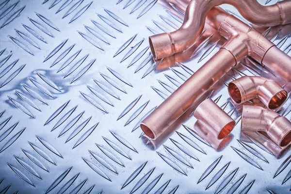 Acessórios para tubos de cobre no conceito de encanamento de placa de metal ranhurado — Fotografia de Stock