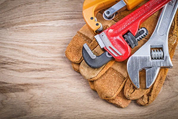 Guantes de seguridad ajustable llave inglesa mono cortador de tubería en wo — Foto de Stock