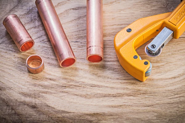 Conjunto de tijeras de tubo de agua de latón en el concepto de plomería tablero de madera —  Fotos de Stock