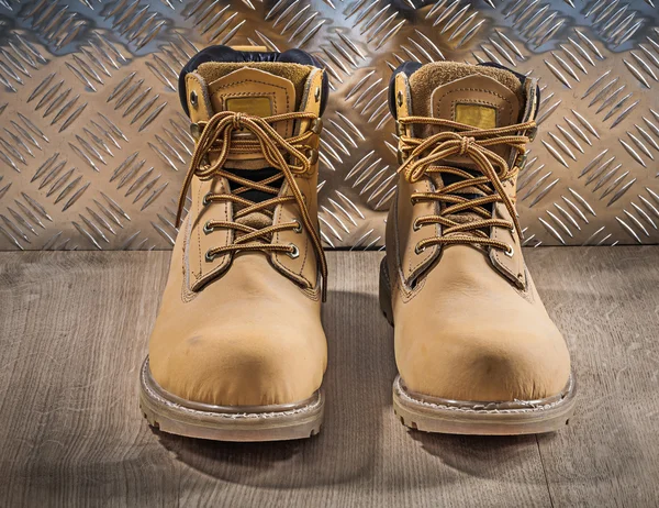 Veiligheid waterdichte lace schoenen houten plank gegolfde metalen plaat — Stockfoto