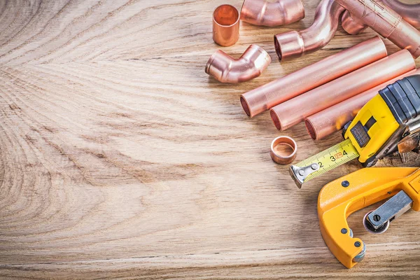 Conjunto de linha de fita de conectores de cortador de tubo de água de cobre em madeira b — Fotografia de Stock