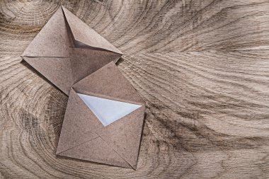 Ahşap tahta üzerinde yaşlı posta zarfları