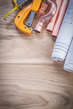 Ahşap tahta pl üzerinde Blueprints bant hattı su borusu kesici parçaları