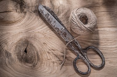 Ahşap tahta üzerinde dize vintage makas Skein