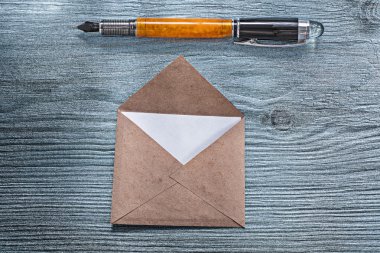 İleti dolma kalem ahşap tahta üzerinde Vintage yazı zarfı