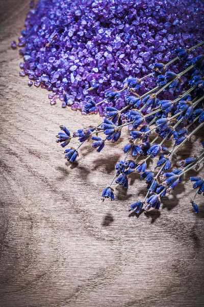 Bündel von trockenem Lavendel duftendem Meersalz auf Holzbrett — Stockfoto