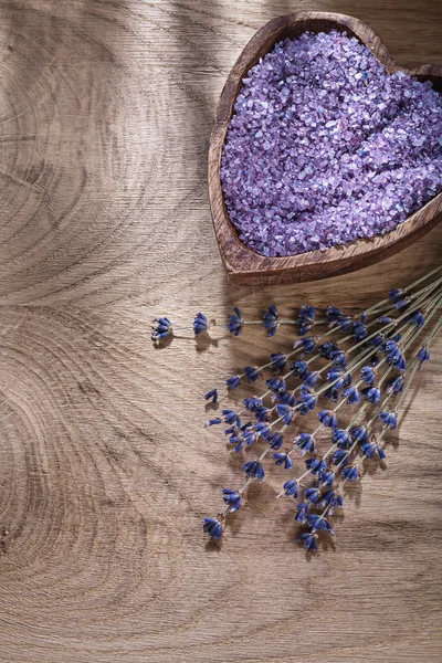 Skål med havssalt gäng torr lavendel på trä ombord Spa behandla — Stockfoto