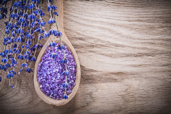 Trocken duftender Lavendel Meersalz Kochlöffel auf Holzbrett gesund — Stockfoto