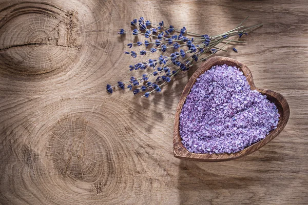 Hjärtformad skål med havssalt torr lavendel på trä ombord Spa t — Stockfoto