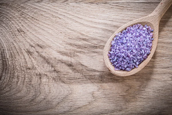 Lavendel läkande havssalt i träsked på trä ombord kopiera SP — Stockfoto