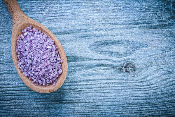 Lavendel mineralkristall havssalt i träsked på trä ombord — Stockfoto