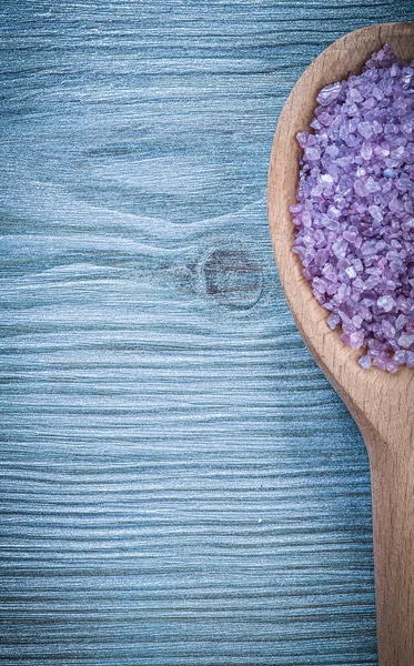 Lavendel doftande havssalt för hudvård i träsked på trä b — Stockfoto