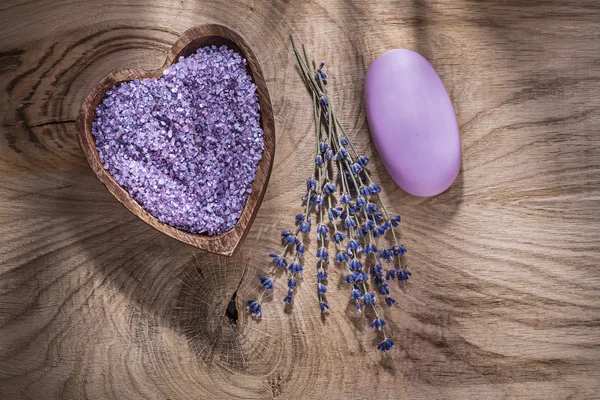 Holzschale mit Meersalztrockenem Lavendelstreifen aus Seife auf Holzplatte — Stockfoto