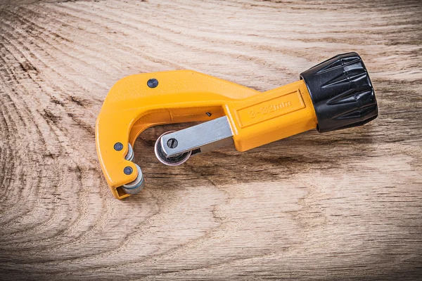 Cortador de tuberías en concepto de fontanería de madera — Foto de Stock