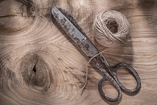Skein of string vintage scissors on wooden board — Stock Photo, Image