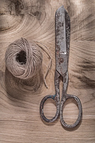 Hank of rope vintage scissors on wooden board — Stock Photo, Image