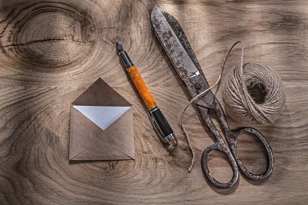 Tijera de cuerda vintage tijeras sobre estilográfica en madera — Foto de Stock