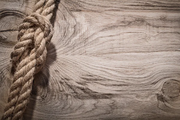 Enganche de cable de yute firme retorcido en espacio de copia de tablero de madera — Foto de Stock