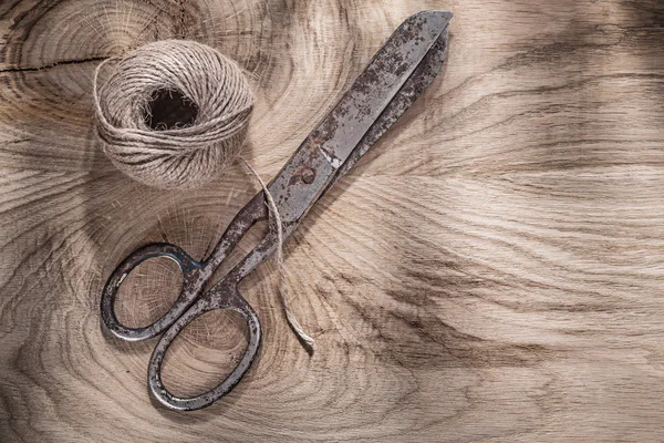 Skein of rope and vintage scissors — Stock Photo, Image
