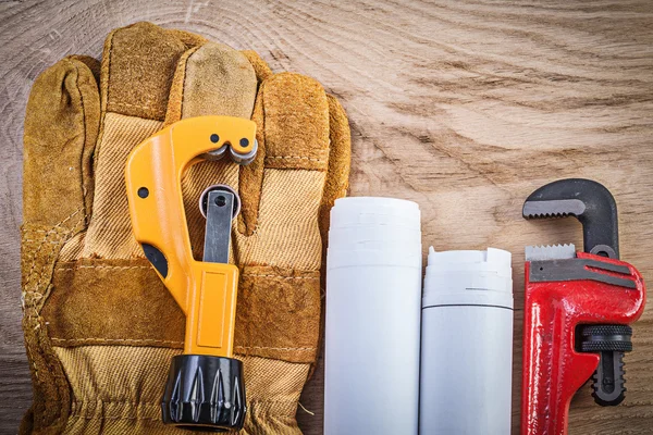 Planos, guantes protectores sobre tabla de madera —  Fotos de Stock