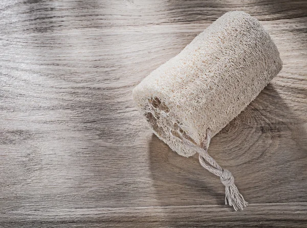 Fregar esponja en tablero de madera — Foto de Stock