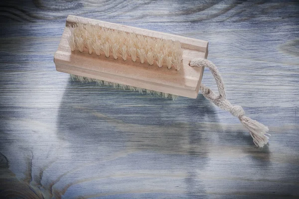Cepillo de fregar sobre tabla de madera — Foto de Stock