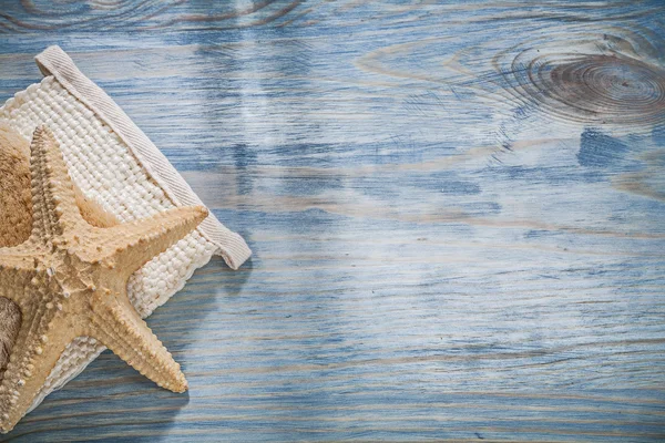 Lavador de corpo de estrela do mar em tábua de madeira — Fotografia de Stock
