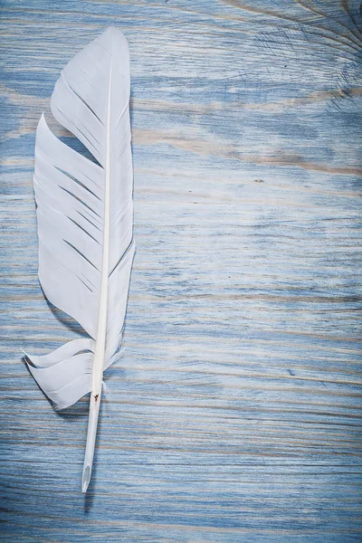 Винтажный шлейф на деревянной доске — стоковое фото