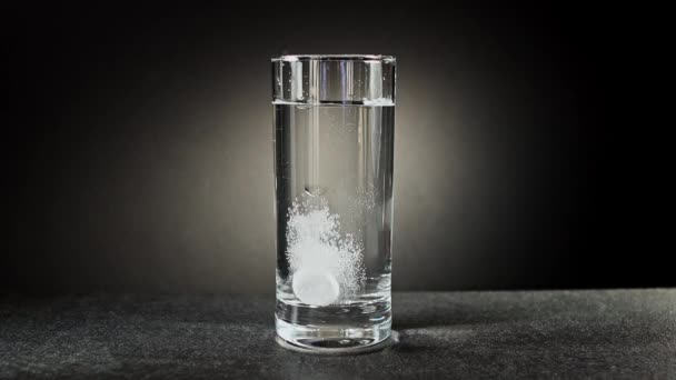 Instant Pille Fällt Ein Glas Mit Wasser Und Verfärbt Schwarzen — Stockvideo