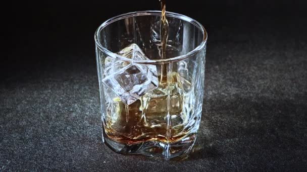 Goldener Whisky Glas Mit Eiswürfeln — Stockvideo