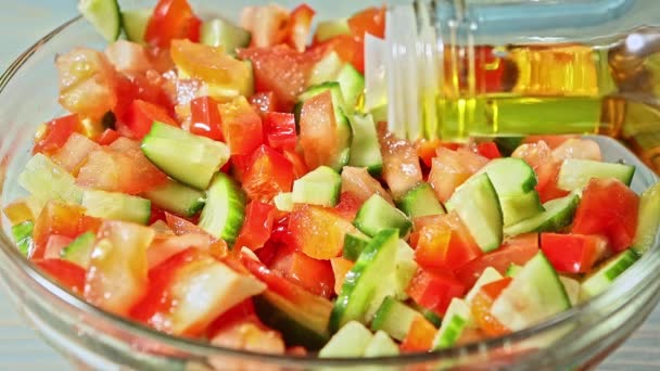 Ensalada Verduras Frescas Comida Saludable Dieta Vegetariana Aceite Oliva Primer — Vídeos de Stock