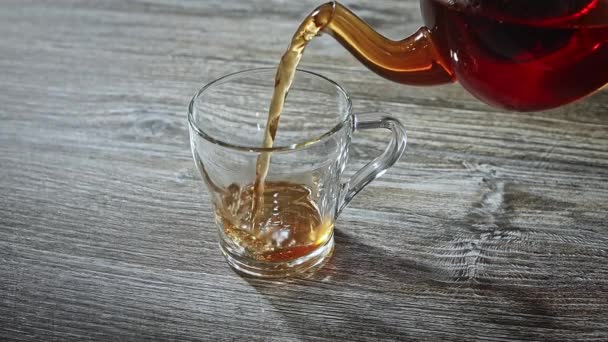 Heißer Tee Gießen Transparente Tasse Aus Teekanne Nahsicht — Stockvideo