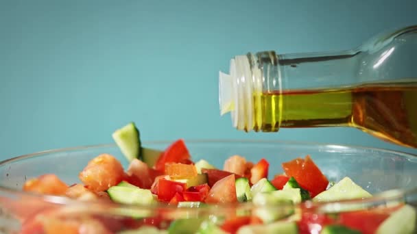 Olivenöl Schüssel Gemischten Gemüsesalat Mit Gurkentomaten Und Paprika Gießen — Stockvideo
