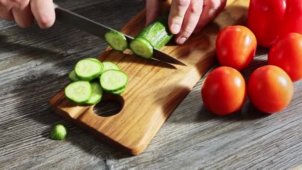 Yeşil Salatalık Kesme Sürecinde Çok Yakın Görünüm — Stok video
