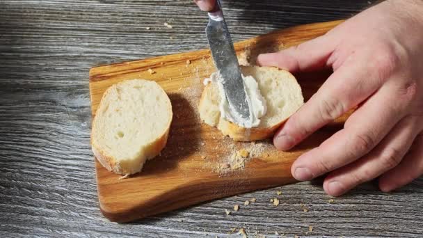Gezond Broodje Maken Met Kwark Roomkaas Strooien Roggebrood — Stockvideo