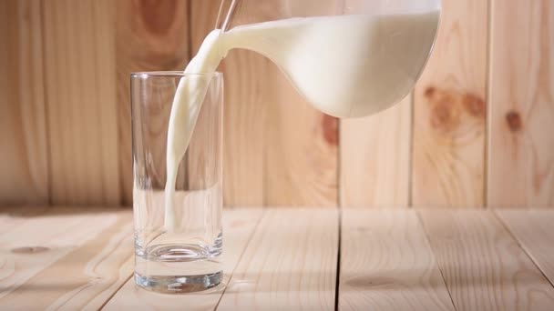 Cámara Lenta Leche Que Vierte Lentamente Jarra Transparente Vidrio Mesa — Vídeo de stock