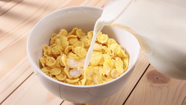 Susu Perlahan Lahan Menuangkan Dalam Mangkuk Cornflakes Dari Jug Healthy — Stok Video