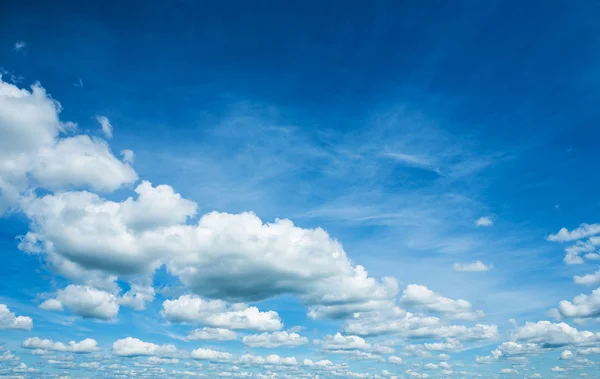 Céu com nuvens cumulus — Fotografia de Stock