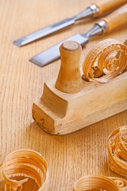 ağaç uçak keski ile