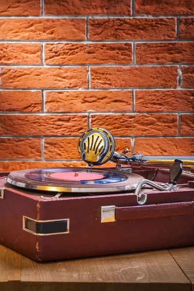 Vintage gramophone on table — Stock Photo, Image