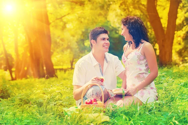 Koppel op gras — Stockfoto