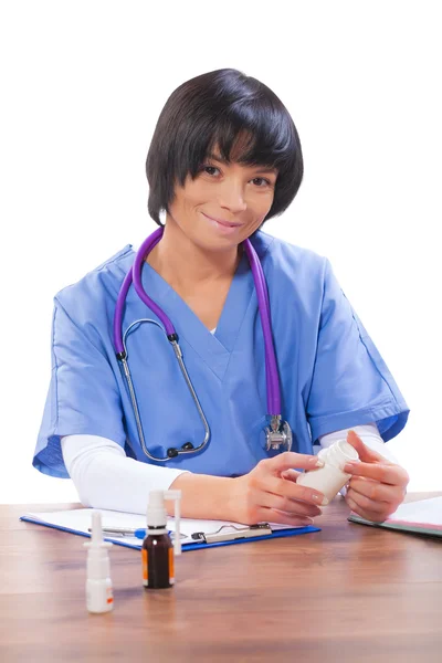 Asiática mujer médico sentado cerca de la mesa — Foto de Stock