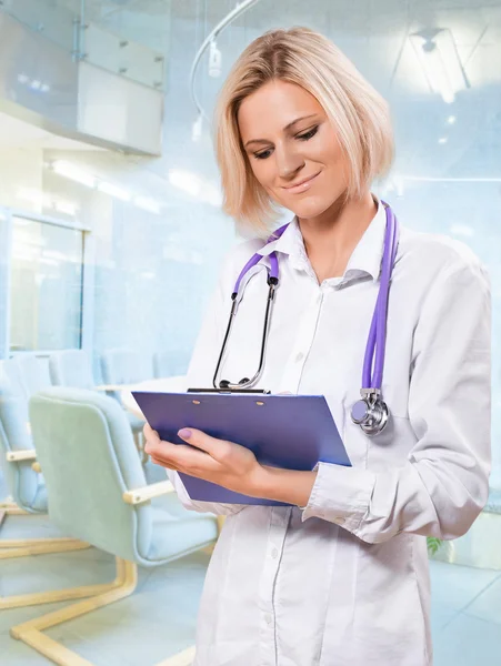 Female doctor with clipboard — Stock Photo, Image