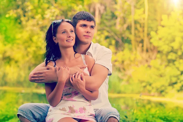 Pareja en la naturaleza mirando en una distancia instagram color —  Fotos de Stock