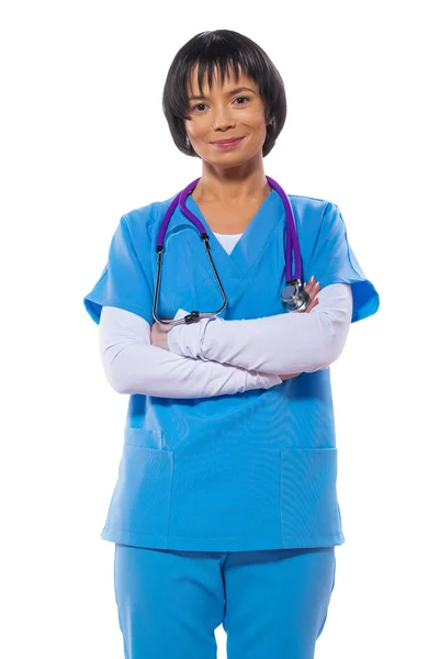 Portret van mooie Aziatische vrouwelijke arts met gekruiste armen look — Stockfoto