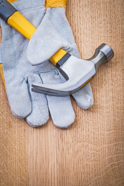 Pençe çekiç ve ahşap tahta üzerinde koruyucu eldiven
