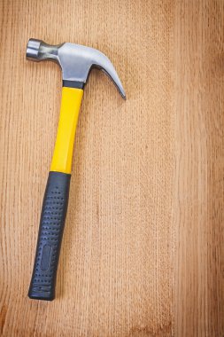 tek pençe çekiç ile ahşap üzerine sarı ve siyah rubbered kolu
